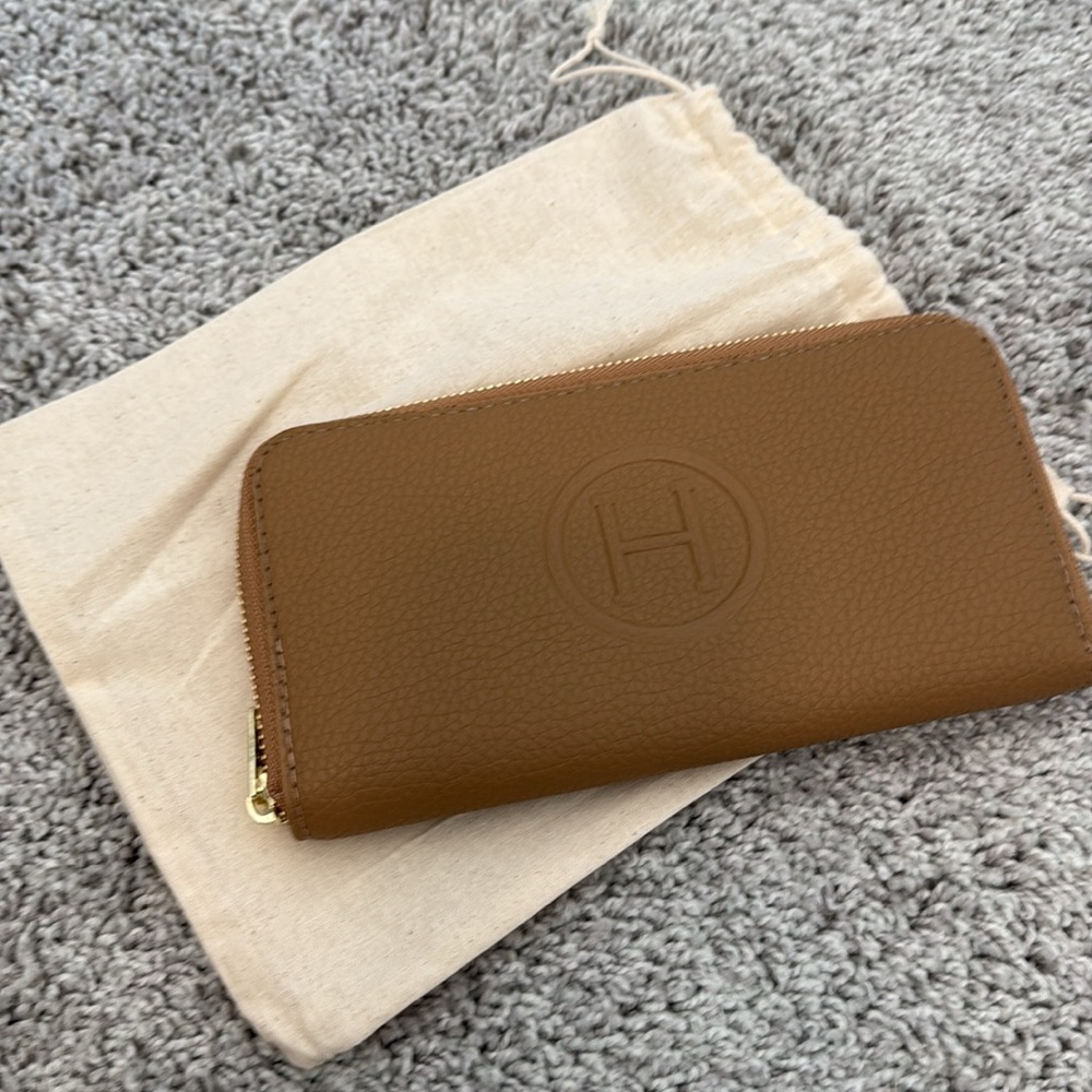 Inspired fashion H women’s wallet in tan color